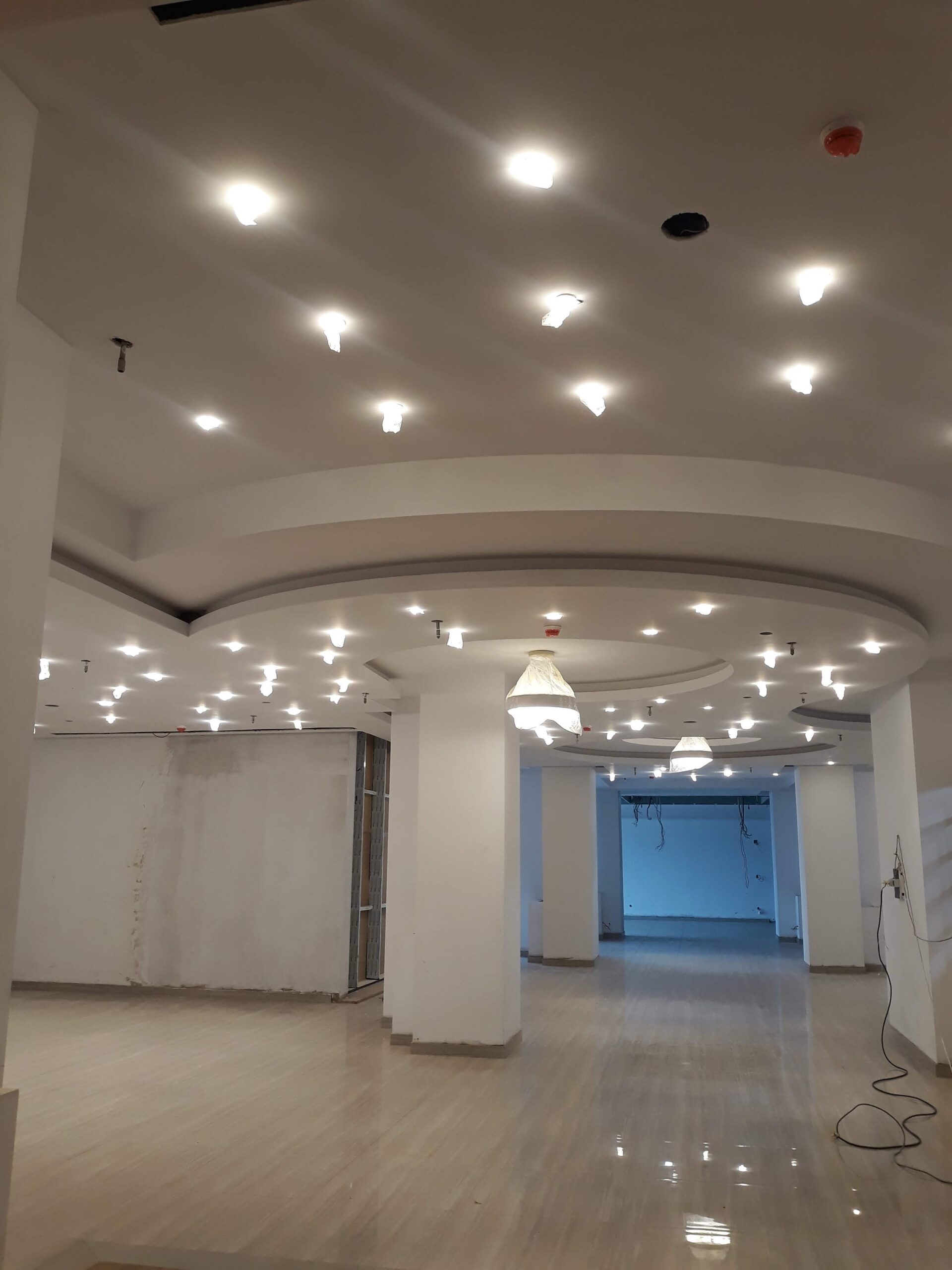 Salle vitrée – Dalles LED & éclairage intérieur