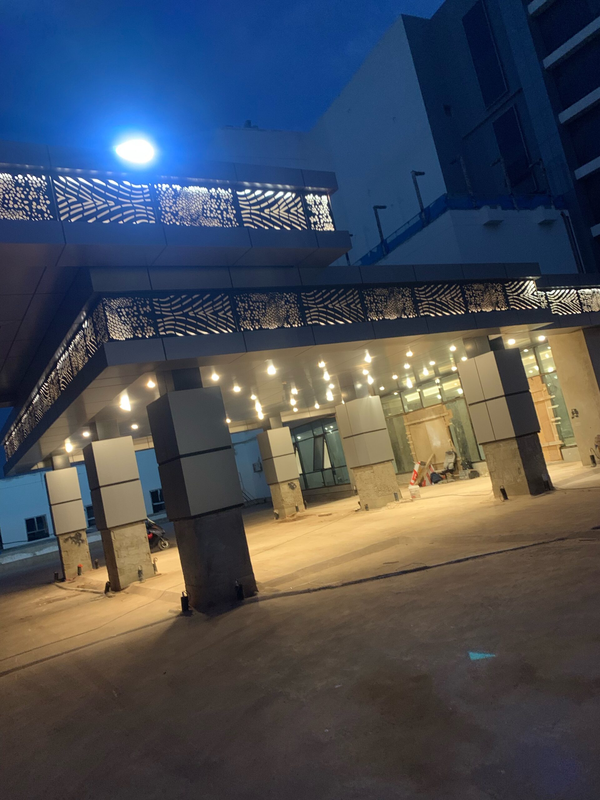 Façade éclairée – Chantier de nuit